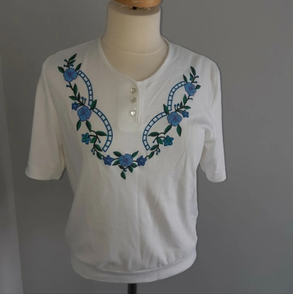 Vtg D'Allaird's Sweatshirt, Size S, White with embroidered flowers on the front